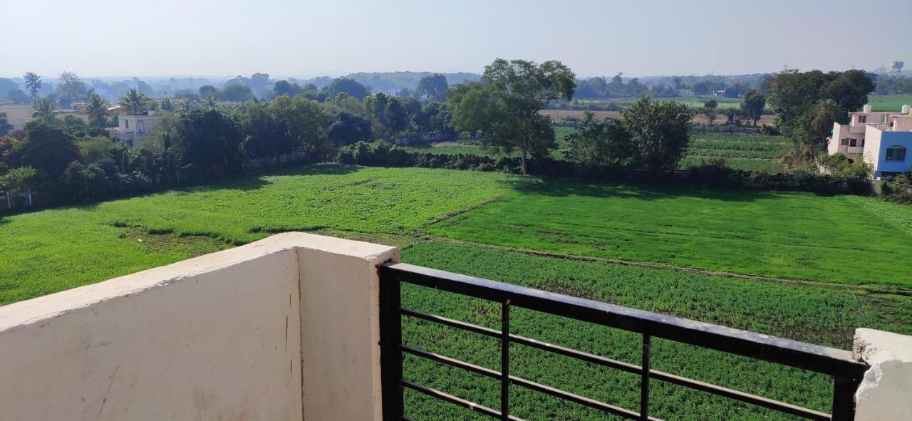 Untrained & Unplanned Appartement Jabalpur Buitenkant foto