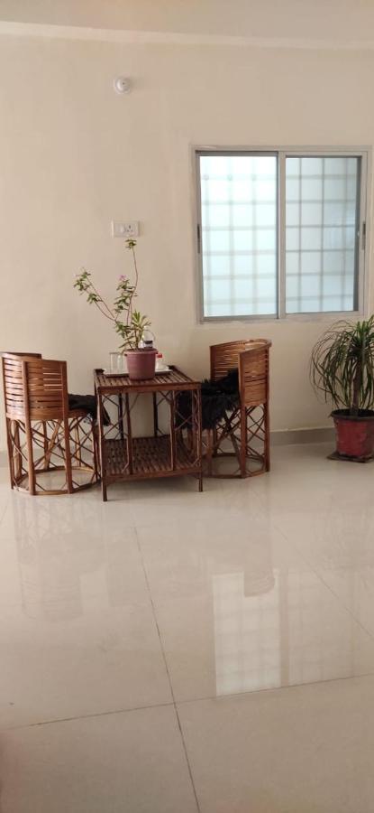 Untrained & Unplanned Appartement Jabalpur Buitenkant foto