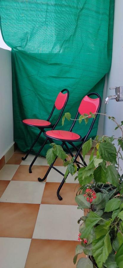 Untrained & Unplanned Appartement Jabalpur Buitenkant foto