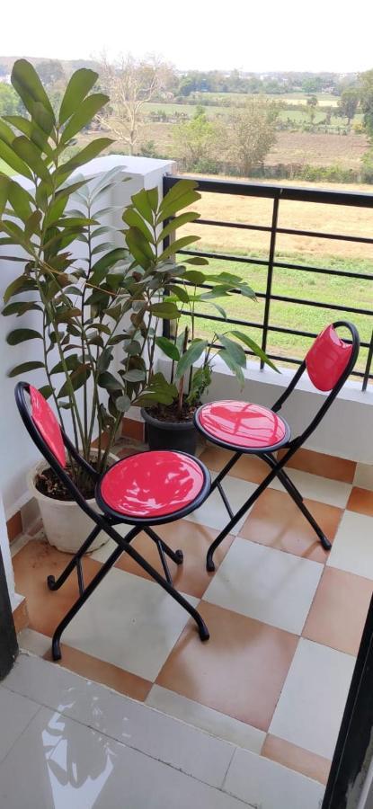 Untrained & Unplanned Appartement Jabalpur Buitenkant foto