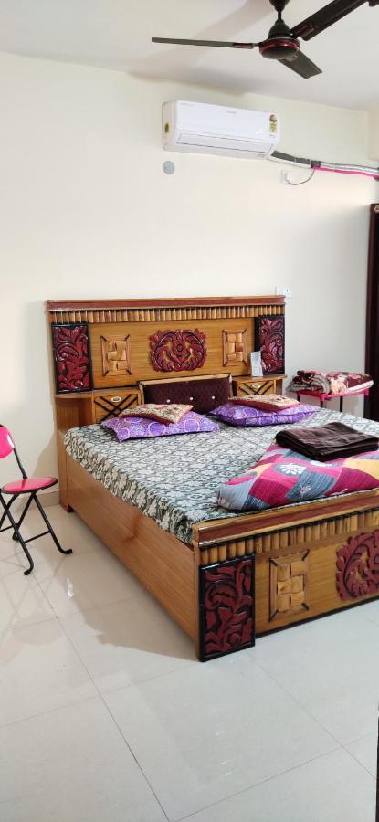 Untrained & Unplanned Appartement Jabalpur Buitenkant foto