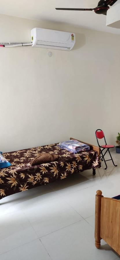 Untrained & Unplanned Appartement Jabalpur Buitenkant foto